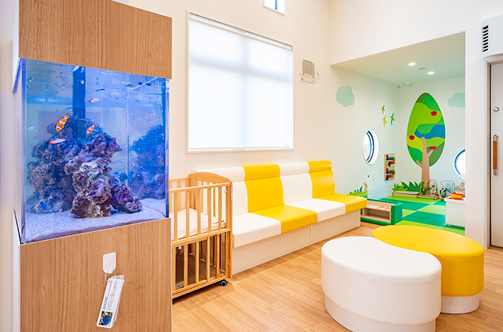 小児科待合室:キッズルーム、水槽